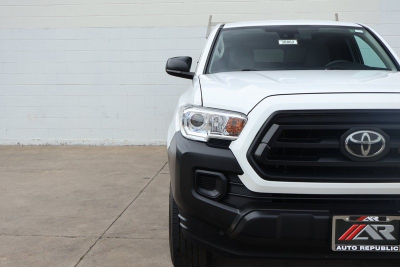 Toyota Tacoma 2WD Vehicle Full-screen Gallery Image 04