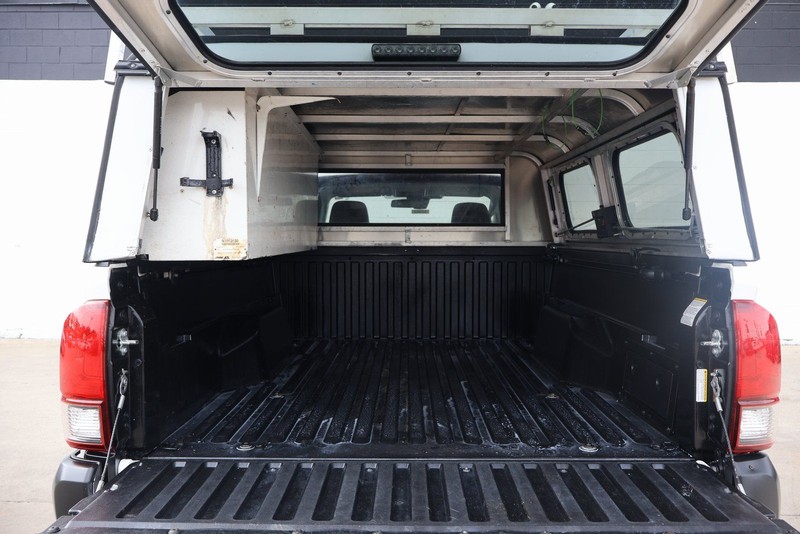 Toyota Tacoma 2WD Vehicle Full-screen Gallery Image 08