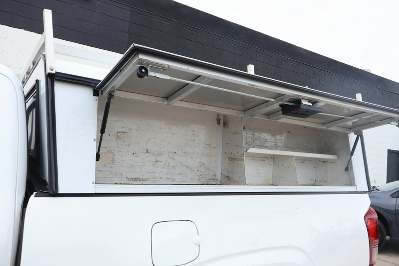 Toyota Tacoma 2WD Vehicle Full-screen Gallery Image 12