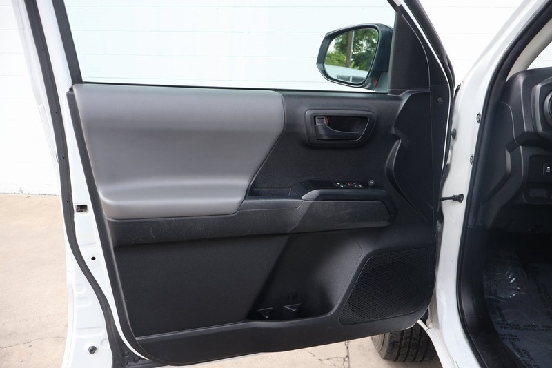 Toyota Tacoma 2WD Vehicle Full-screen Gallery Image 15