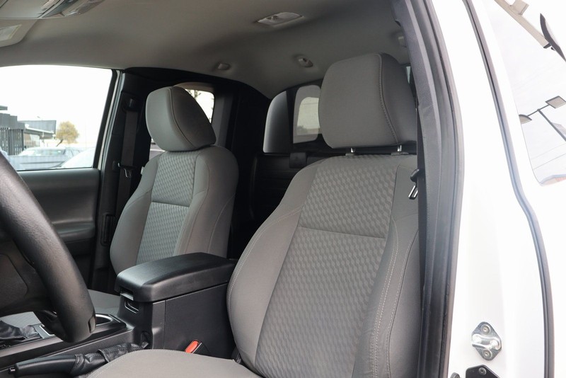 Toyota Tacoma 2WD Vehicle Full-screen Gallery Image 17