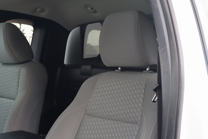 Toyota Tacoma 2WD Vehicle Full-screen Gallery Image 18