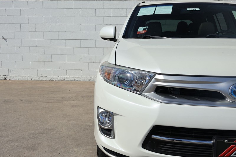 Toyota Highlander Hybrid Vehicle Full-screen Gallery Image 03