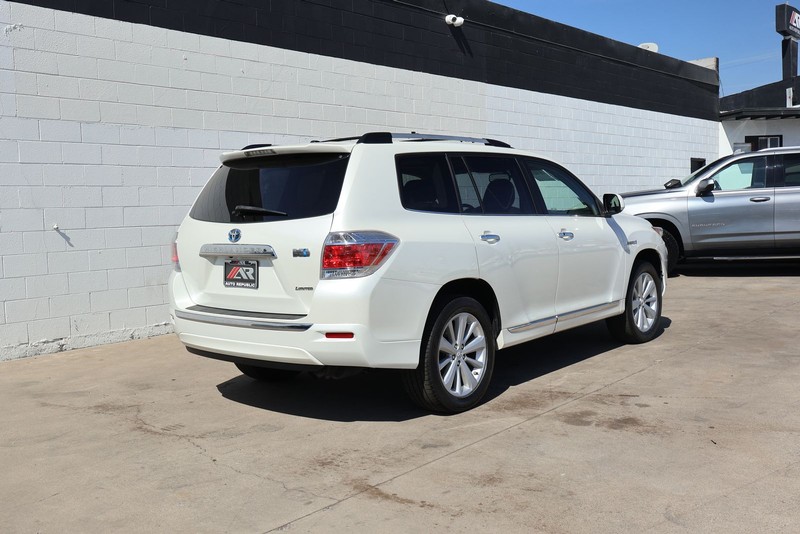 Toyota Highlander Hybrid Vehicle Full-screen Gallery Image 05