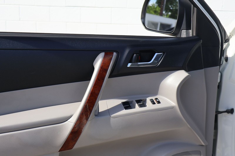 Toyota Highlander Hybrid Vehicle Full-screen Gallery Image 15