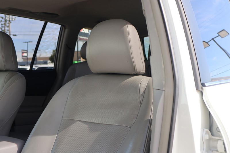 Toyota Highlander Hybrid Vehicle Full-screen Gallery Image 18