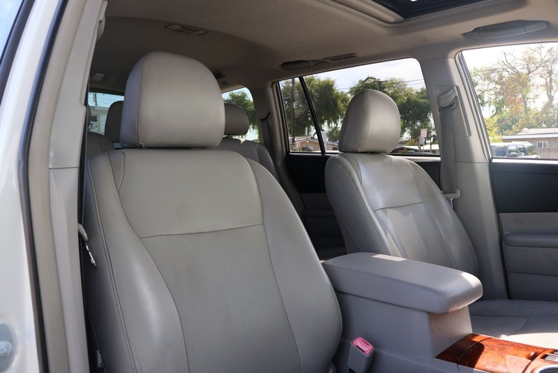 Toyota Highlander Hybrid Vehicle Full-screen Gallery Image 20