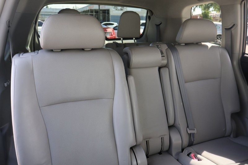 Toyota Highlander Hybrid Vehicle Full-screen Gallery Image 21