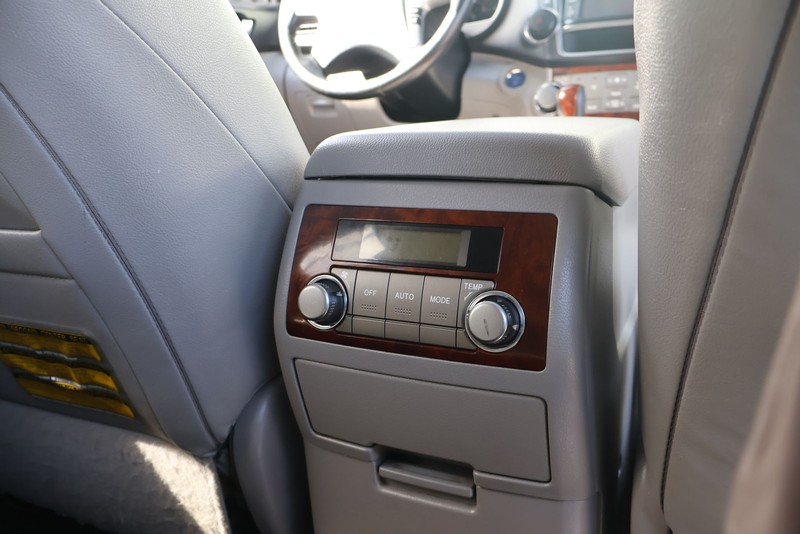 Toyota Highlander Hybrid Vehicle Full-screen Gallery Image 23