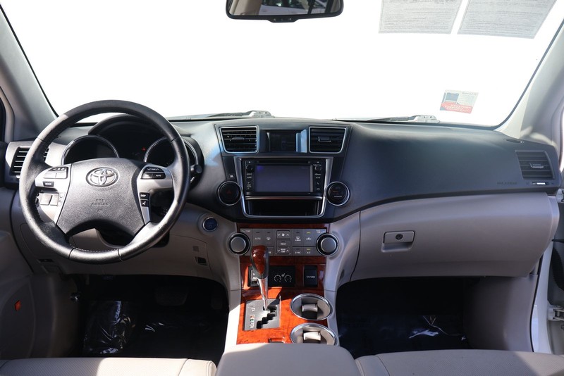 Toyota Highlander Hybrid Vehicle Full-screen Gallery Image 24