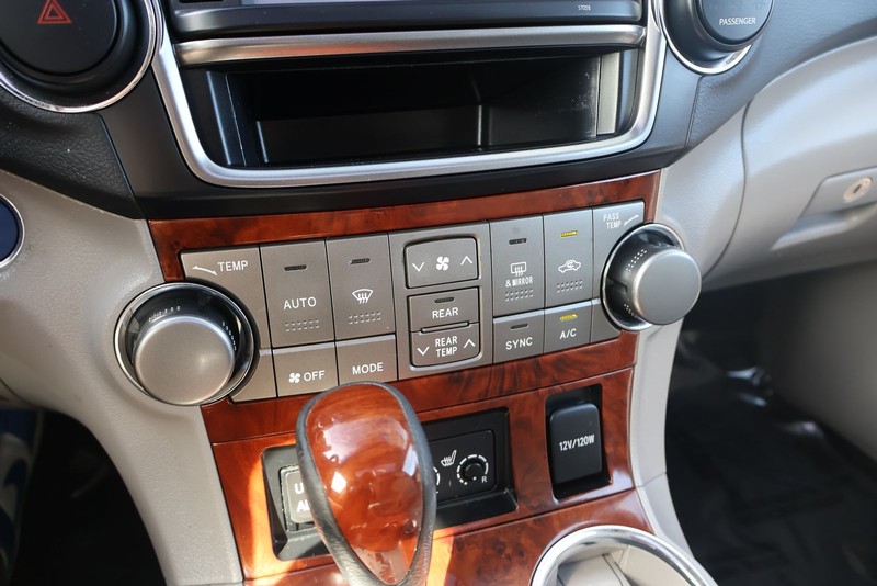 Toyota Highlander Hybrid Vehicle Full-screen Gallery Image 32