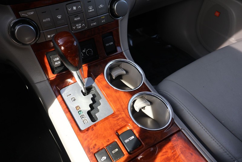 Toyota Highlander Hybrid Vehicle Full-screen Gallery Image 33