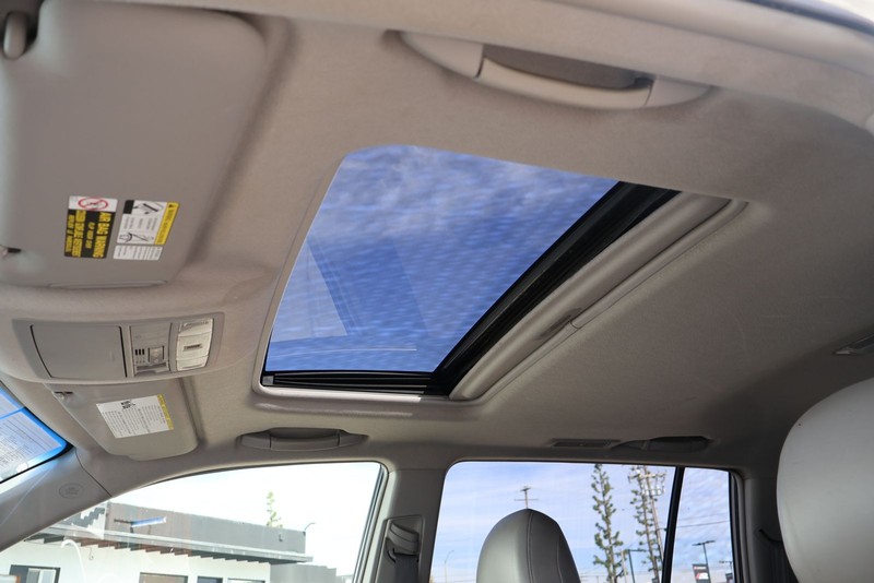 Toyota Highlander Hybrid Vehicle Full-screen Gallery Image 35