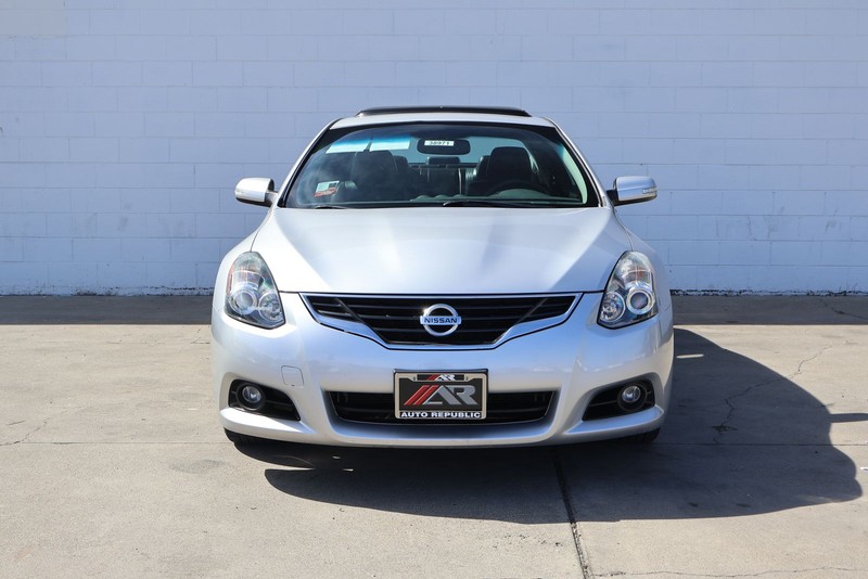 Nissan Altima Coupe Vehicle Full-screen Gallery Image 02