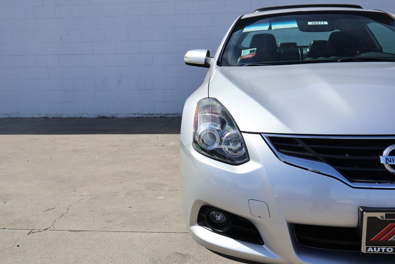 Nissan Altima Coupe Vehicle Full-screen Gallery Image 03