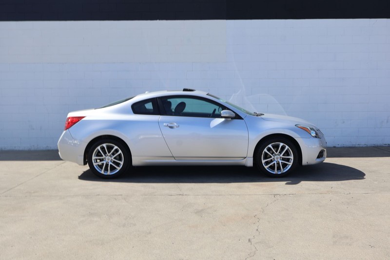 Nissan Altima Coupe Vehicle Full-screen Gallery Image 04