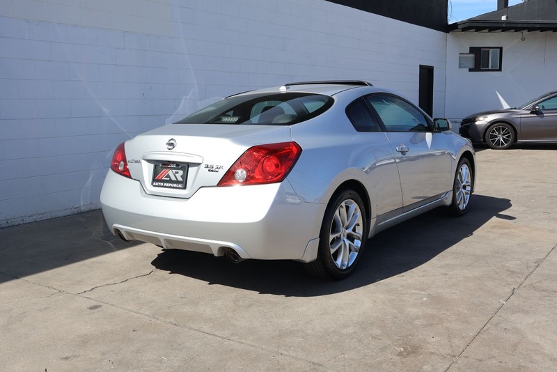 Nissan Altima Coupe Vehicle Full-screen Gallery Image 05
