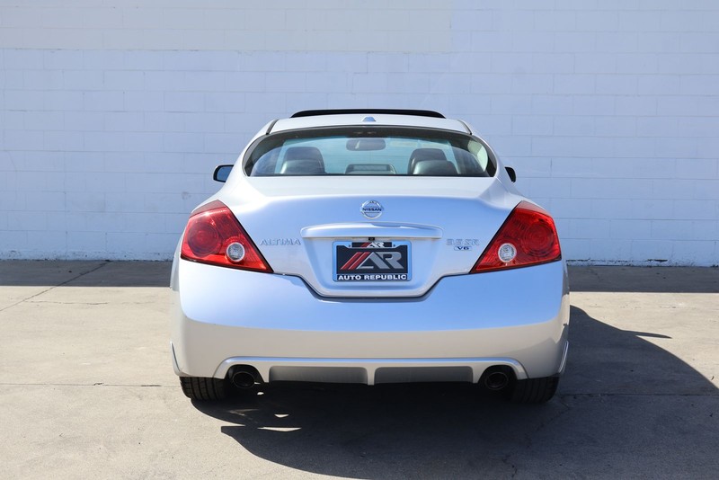 Nissan Altima Coupe Vehicle Full-screen Gallery Image 06