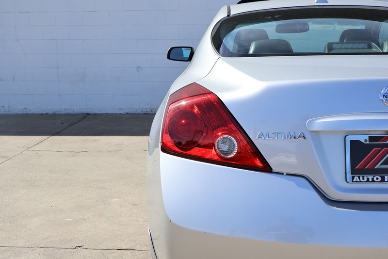 Nissan Altima Coupe Vehicle Full-screen Gallery Image 07