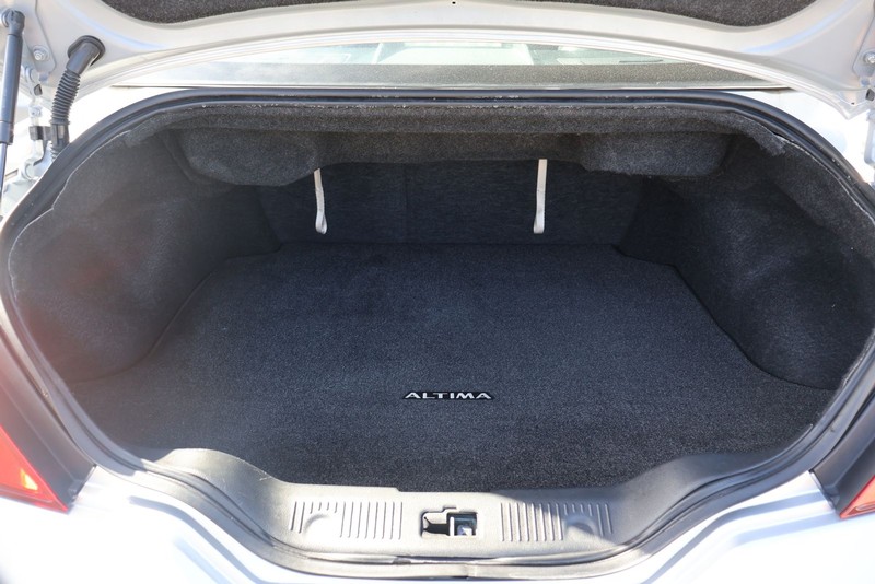 Nissan Altima Coupe Vehicle Full-screen Gallery Image 08