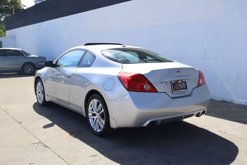 Nissan Altima Coupe Vehicle Full-screen Gallery Image 09