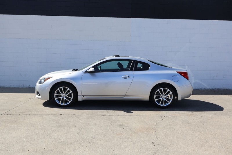 Nissan Altima Coupe Vehicle Full-screen Gallery Image 10