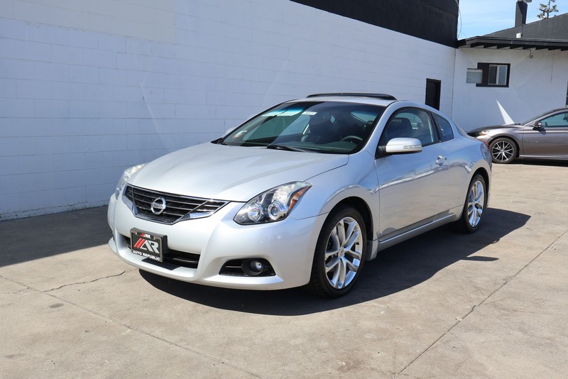Nissan Altima Coupe Vehicle Full-screen Gallery Image 11