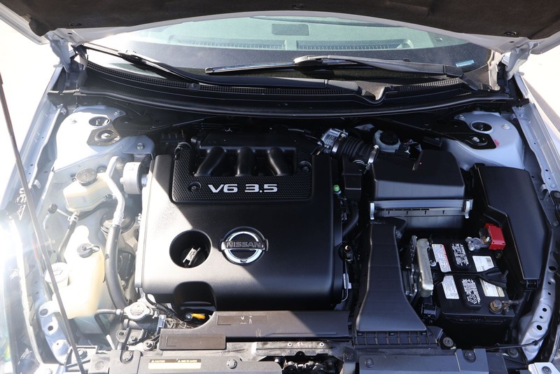 Nissan Altima Coupe Vehicle Full-screen Gallery Image 12