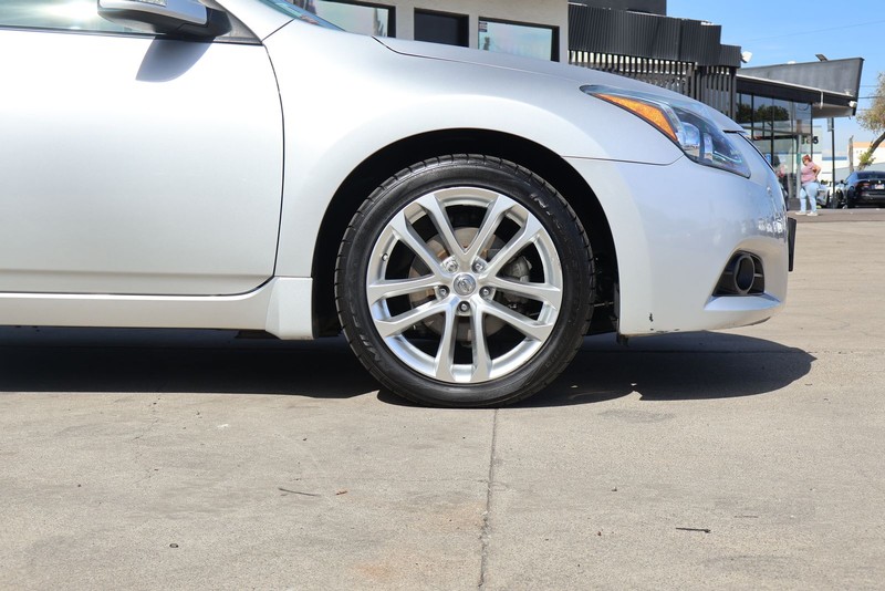 Nissan Altima Coupe Vehicle Full-screen Gallery Image 13