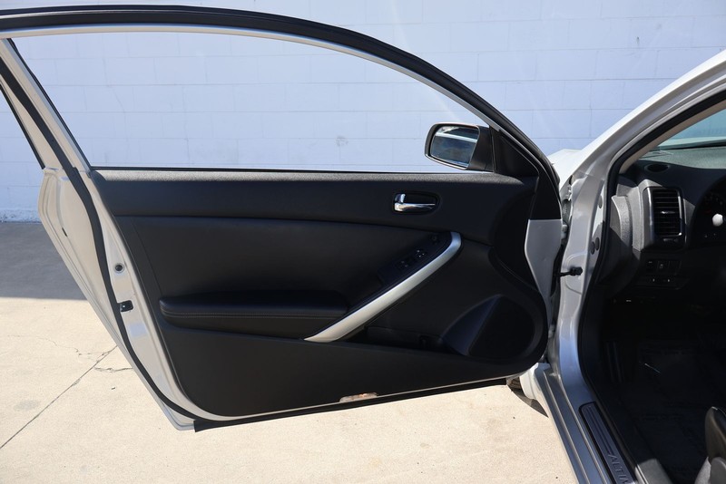 Nissan Altima Coupe Vehicle Full-screen Gallery Image 14