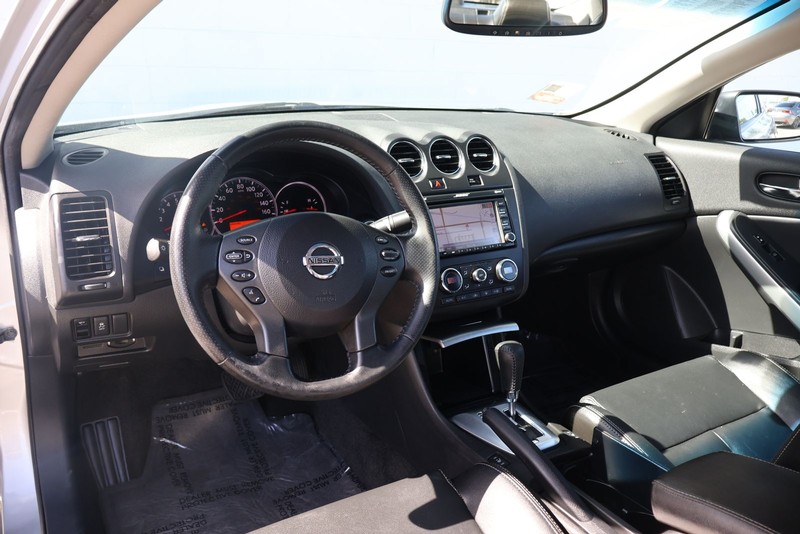 Nissan Altima Coupe Vehicle Full-screen Gallery Image 16