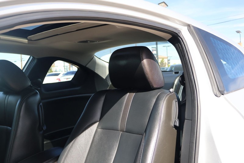 Nissan Altima Coupe Vehicle Full-screen Gallery Image 18