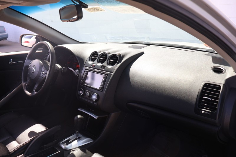 Nissan Altima Coupe Vehicle Full-screen Gallery Image 19