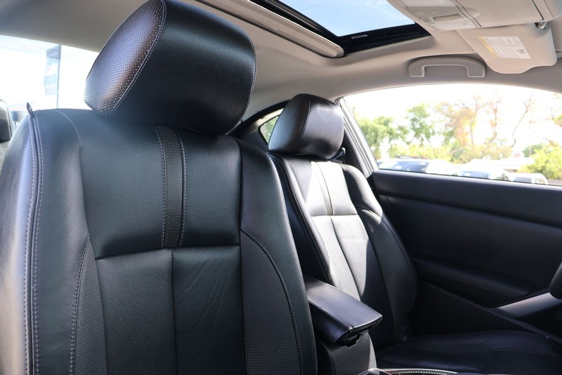 Nissan Altima Coupe Vehicle Full-screen Gallery Image 20