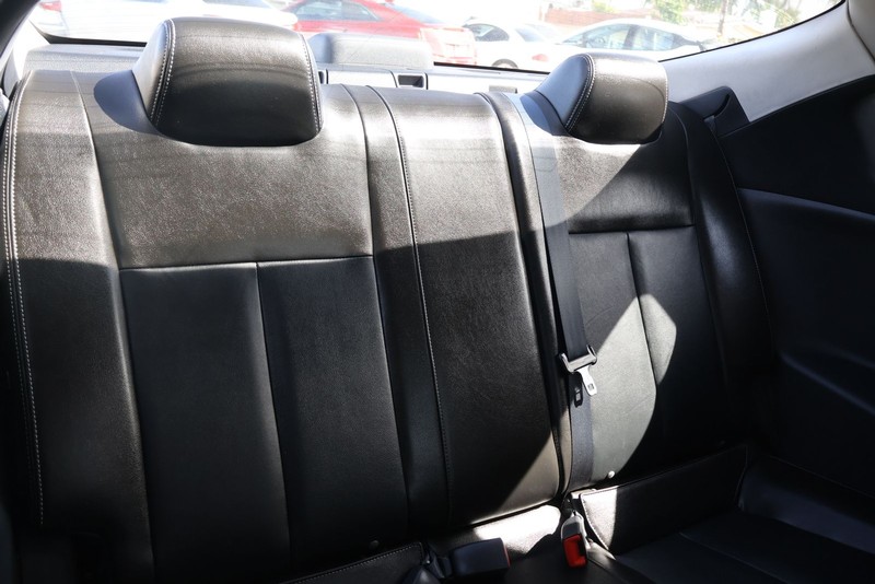 Nissan Altima Coupe Vehicle Full-screen Gallery Image 21