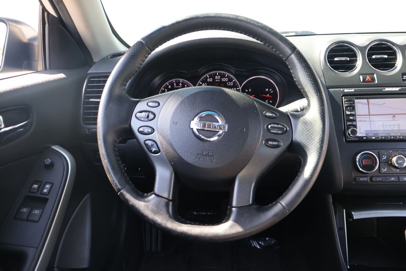 Nissan Altima Coupe Vehicle Full-screen Gallery Image 24