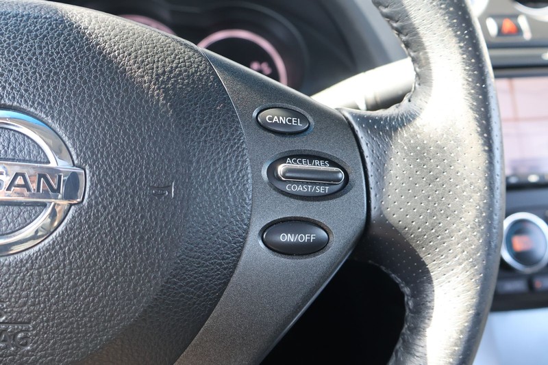 Nissan Altima Coupe Vehicle Full-screen Gallery Image 26