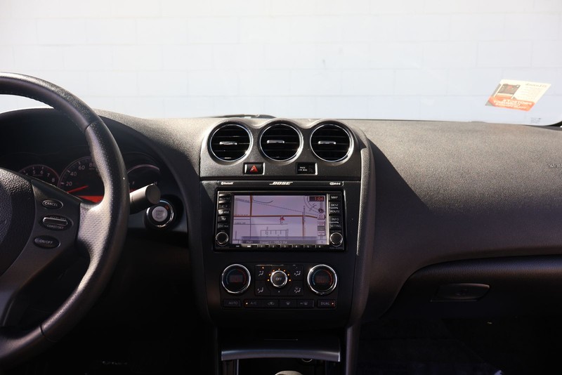 Nissan Altima Coupe Vehicle Full-screen Gallery Image 28