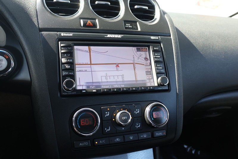 Nissan Altima Coupe Vehicle Full-screen Gallery Image 30