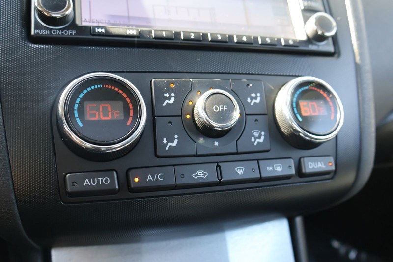 Nissan Altima Coupe Vehicle Full-screen Gallery Image 32