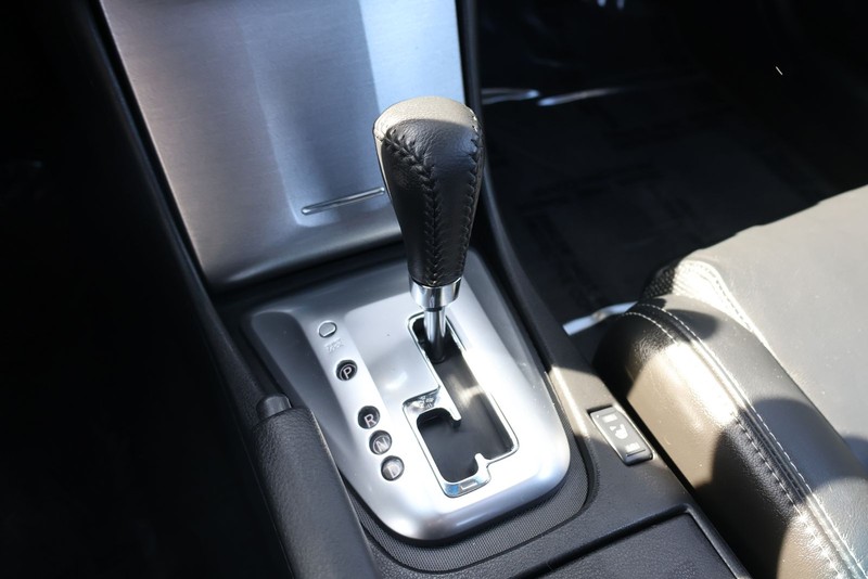 Nissan Altima Coupe Vehicle Full-screen Gallery Image 33