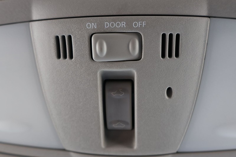 Nissan Altima Coupe Vehicle Full-screen Gallery Image 35