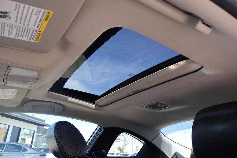 Nissan Altima Coupe Vehicle Full-screen Gallery Image 36