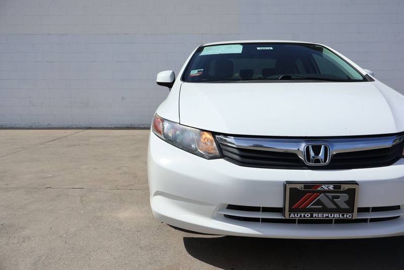 Honda Civic Sedan Vehicle Full-screen Gallery Image 03