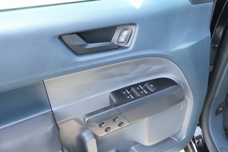 Ford Maverick Vehicle Full-screen Gallery Image 16