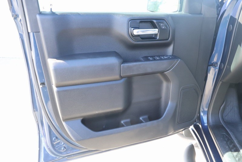 Chevrolet Silverado 1500 Vehicle Full-screen Gallery Image 18