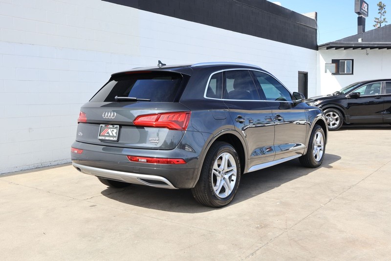 Audi Q5 Vehicle Full-screen Gallery Image 05