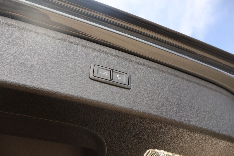 Audi Q5 Vehicle Full-screen Gallery Image 09