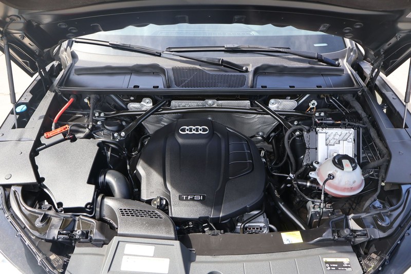 Audi Q5 Vehicle Full-screen Gallery Image 13