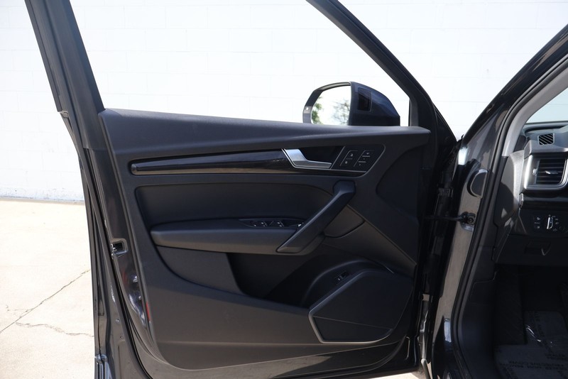 Audi Q5 Vehicle Full-screen Gallery Image 15